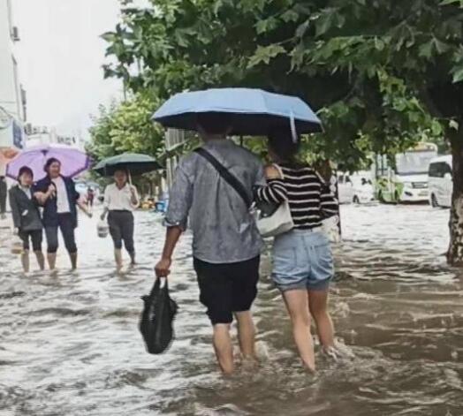 云南昭通暴雨致城市内涝 需防范山洪和泥石流