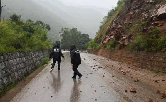 云南宾川暴雨部分道路出现塌方 交通部门冒雨抢修