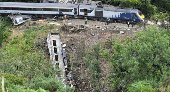 苏格兰一火车因山体滑坡发生脱轨 已造成3人死亡6人受伤