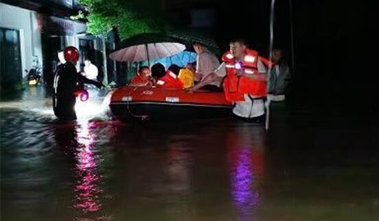 四川眉山强降雨多名群众被困 目前已及时转移被困群众181人