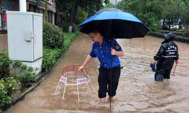 四川甘肃等多地暴雨如注 江南江淮一带有35℃以上高温