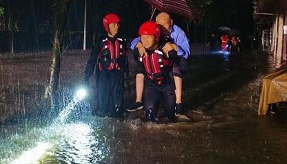 四川眉山强降雨多名群众被困 目前已及时转移被困群众181人