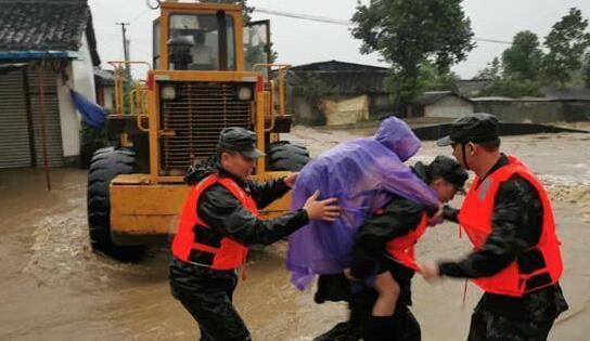 G5京昆高速多路段暴雨引发泥石流 目前交警部门已实施双向管制
