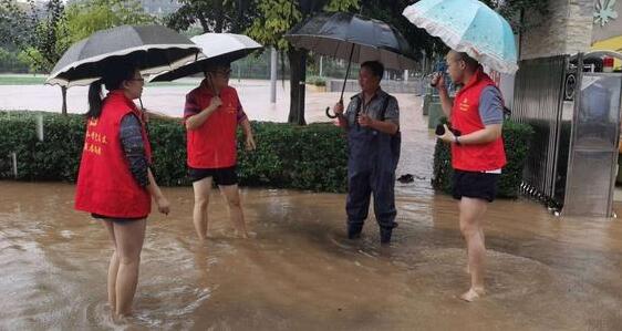 中央气象台继续发布暴雨橙色预警 四川云南甘肃等地暴雨如注