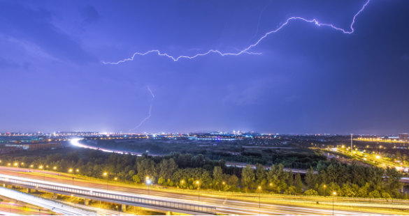 广东今日雷雨交加 粤北最高气温达33℃35℃左右