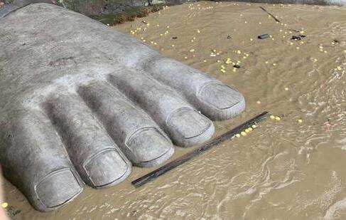 洪水已漫过乐山大佛佛脚平台是怎么回事 洪水已经没过人腰部