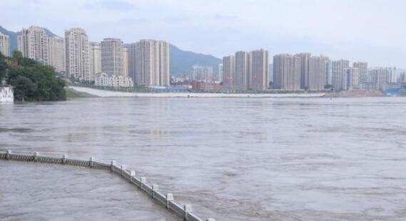 长江重庆段水位因暴雨上涨明显 部分水域实施临时交通管制