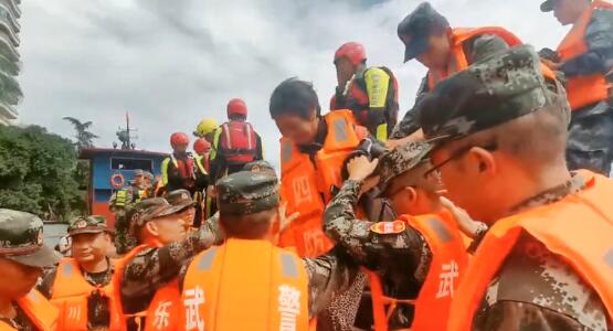 四川乐山遭遇洪水袭击 目前已成功救出216名被困群众