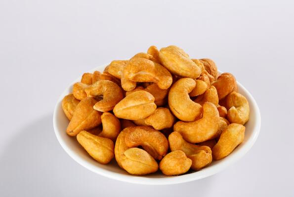 为什么我们买到的腰果一般没有壳 平时买的腰果为什么大多不带壳