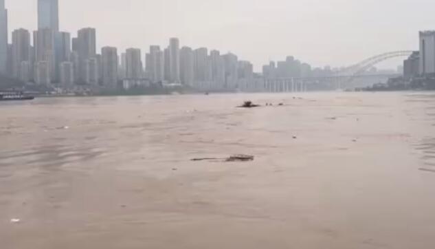 长江重庆段破1981年历史极值洪水位  南滨路沿街一楼建筑普遍进水