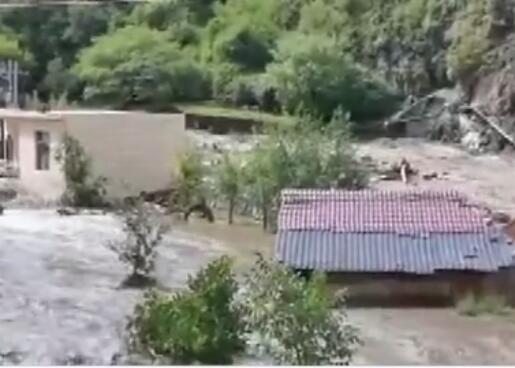 受强降雨影响四川理县发生泥石流 致多人受困