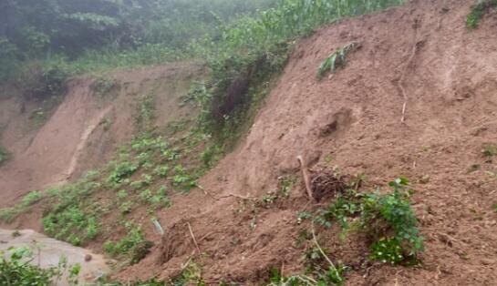 山西大同暴雨一路段发生山体滑坡 目前大量车辆人员滞留