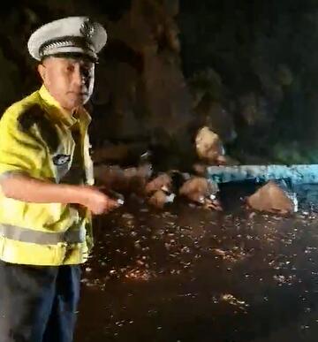 山西大同暴雨一路段发生山体滑坡 目前大量车辆人员滞留