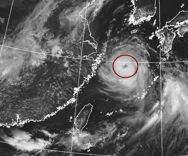 第8号台风巴威最新卫星云图情况 已加强至14级台风眼逐渐显现