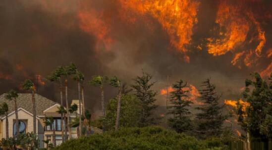 加州山火已造成至少7人死亡 当地政府发布火灾红色预警