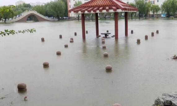 青岛发布暴雨红色预警 青岛站部分列车晚点旅客被滞留