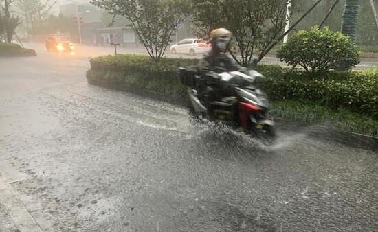 8号台风巴威今天开始影响江苏 市民外出记得携带雨具
