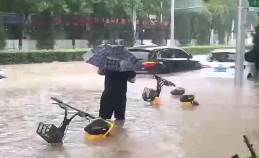 青岛街面积水成河是怎么回事 青岛已发布暴雨红色预警