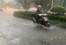 8号台风巴威今天开始影响江苏 市民外出记得携带雨具