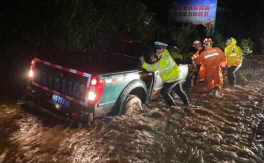 广西来宾市路段山体滑坡有车辆被困 目前被困车辆及人员已救出