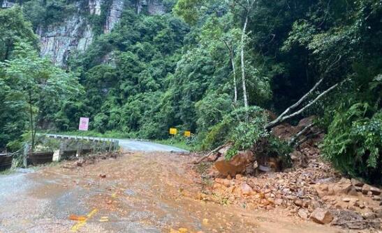 广西来宾市路段山体滑坡有车辆被困 目前被困车辆及人员已救出