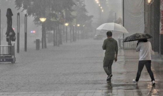 北京仍有雷阵雨光顾气温30℃出头 市民们外出需备好雨具