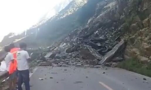 四川凉山州境内发生山体垮方 预计两三日内无法通行