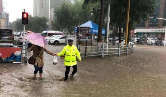 西宁暴雨多地开启“看海模式” 市区大量私家车公交车抛锚