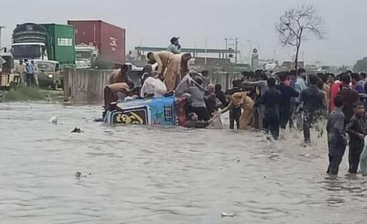 巴基斯坦暴雨死亡人数增至106人 大量房屋受损民众流离失所