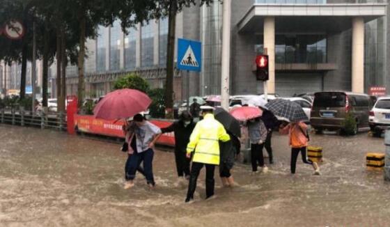 青海西宁暴雨多路段严重内涝 局地最大降水量达71.1毫米