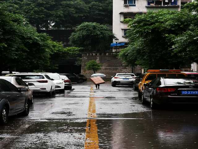 未来三天江苏淮河以南有强降雨 伴有雷雨时短时8～9级阵风