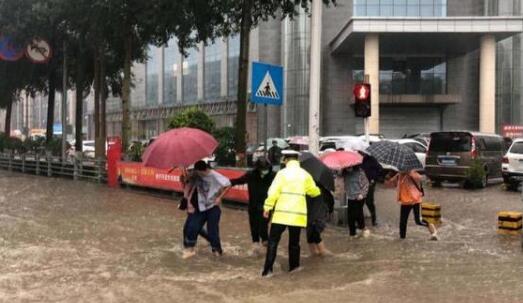 西宁暴雨多地开启“看海模式” 市区大量私家车公交车抛锚