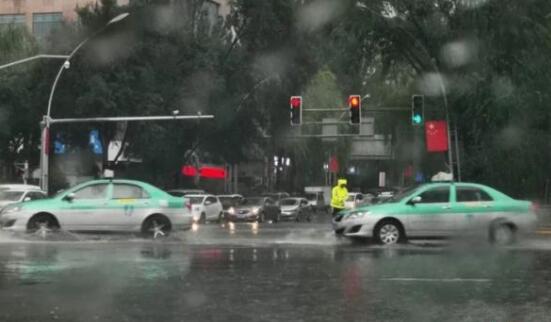 青海西宁暴雨多路段严重内涝 局地最大降水量达71.1毫米