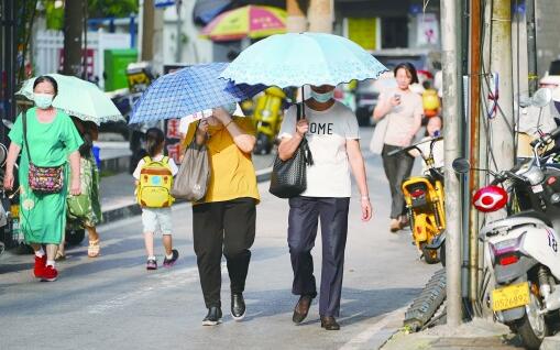湖南持续35℃高温伴有雷阵雨 市民外出许备好雨具