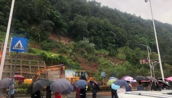 四川雅安暴雨引发滑坡泥石流 交警已对北外环金凤路实施交通管制