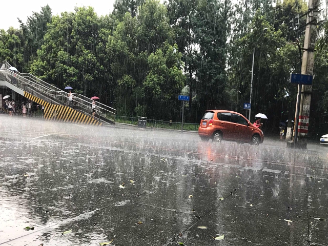 广东今日大部地区持续高温 梅州等地有局部大到暴雨