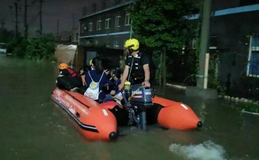 青岛城阳区暴雨多条街道被淹 已紧急转移了300余人