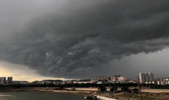 新一轮雷雨光顾山东天空乌云密布 济南高温缓解仅30℃出头