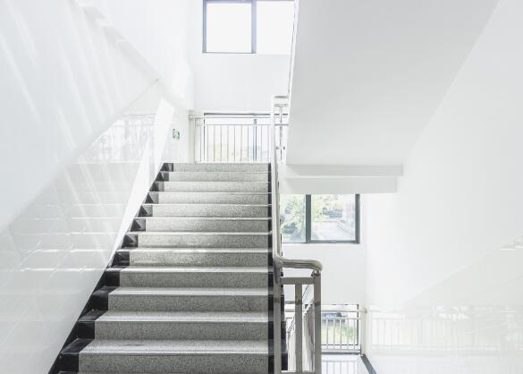 上楼梯和下楼梯哪个动作更伤膝盖 上楼梯容易伤膝盖还是下楼梯