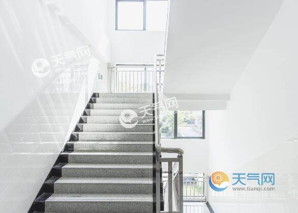 上楼梯和下楼梯哪个动作更伤膝盖 上楼梯容易伤膝盖还是下楼梯