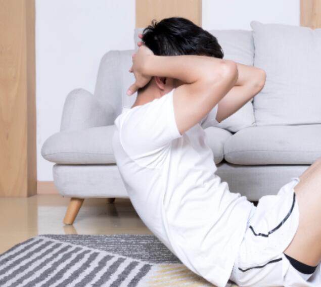 抱头式仰卧起坐容易会出现什么情况  抱头式仰卧起坐会导致什么损伤