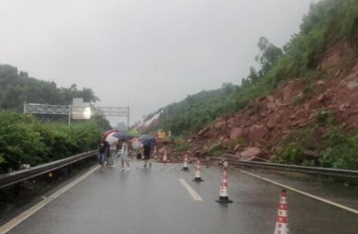 四川甘洛县暴雨致3人失联 成昆铁路K295+375段铁路桥梁冲毁