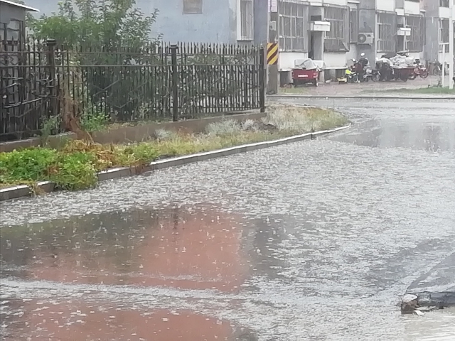 今日北京遭遇强降雨 全市最大降雨量达13.7毫米