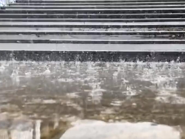 今日北京遭遇强降雨 全市最大降雨量达13.7毫米