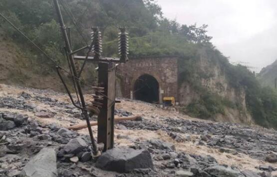 四川成昆铁路路段发生泥石流灾害 当地政府紧急转移受灾群众311人