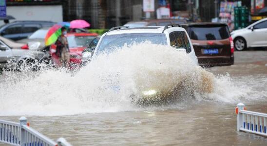 台风美莎克经过辽宁多地大暴雨 市民外出注意交通安全