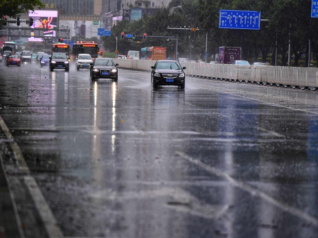 广东今日持续雷雨 伴有局部暴雨