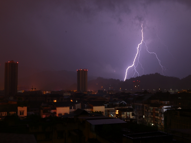 广东今日持续雷雨 伴有局部暴雨