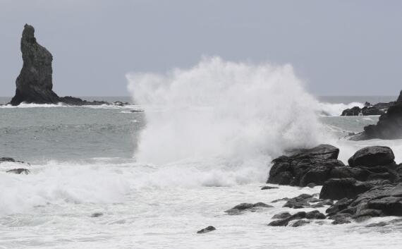 台风海神东海掀7至12米狂浪是怎么回事 10号台风最新路径实时发布系统