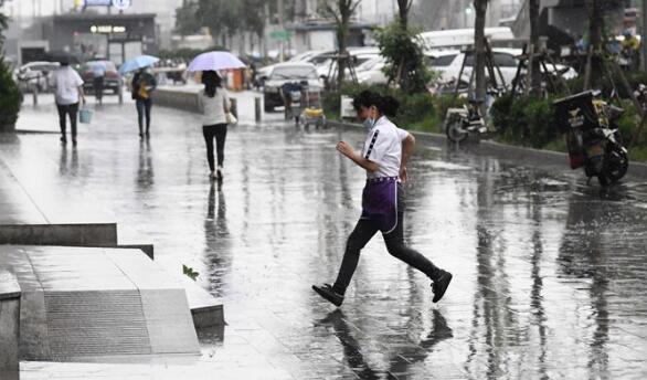 白露节气广东雷雨天气频繁 市民外出备好雨具躲避雷电